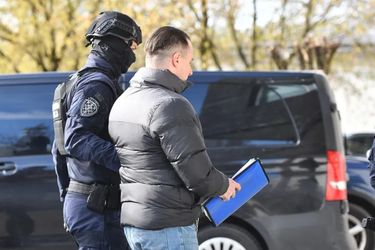 Srđan Mlađan okružen specijalcima s dugim cijevima: Pogledajte prizore iz sudnice