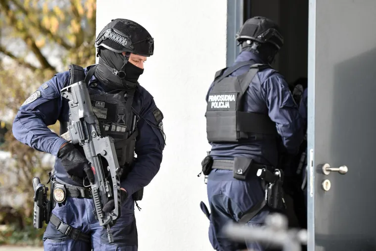 Srđan Mlađan okružen specijalcima s dugim cijevima: Pogledajte prizore iz sudnice