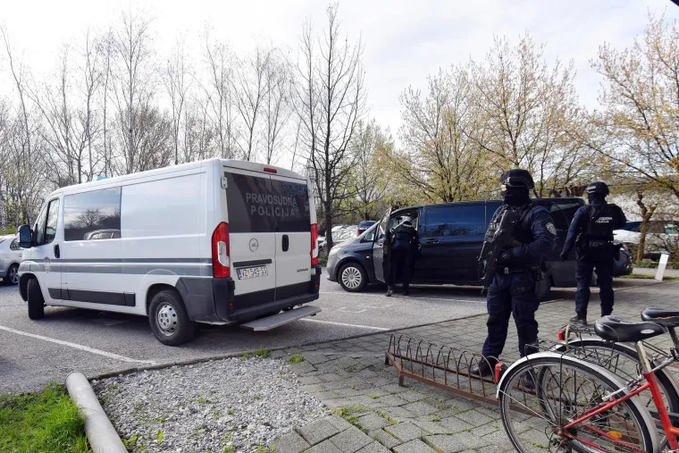 Srđan Mlađan okružen specijalcima s dugim cijevima: Pogledajte prizore iz sudnice