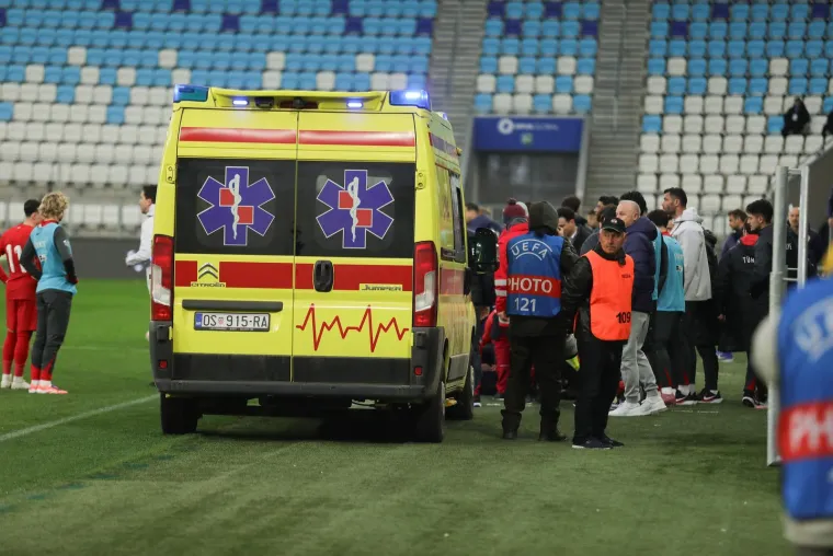 Horor na odlučujućoj utakmici mladih Vatrenih: Turski izbornik se sru&scaron;io, hitna odmah uletjela na teren