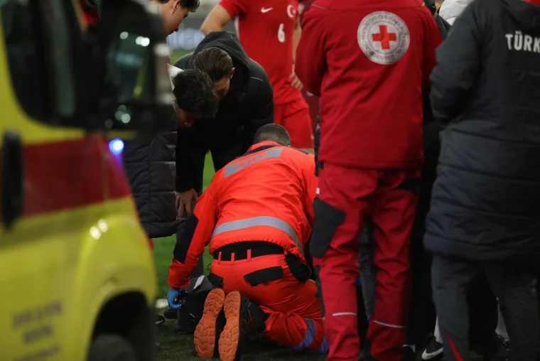 Horor na odlučujućoj utakmici mladih Vatrenih: Turski izbornik se sru&scaron;io, hitna odmah uletjela na teren