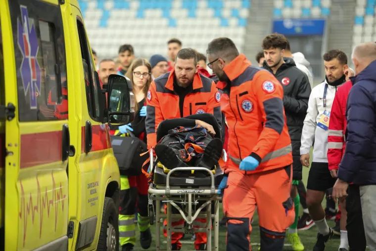 Horor na odlučujućoj utakmici mladih Vatrenih: Turski izbornik se sru&scaron;io, hitna odmah uletjela na teren