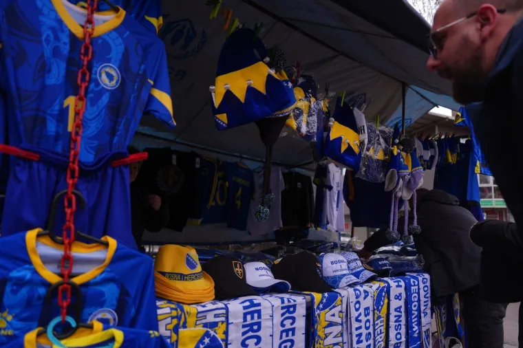 Ovo je Balkon koji vrijedi 500 eura za utakmicu s Italijom, ali sve poglede uzele su lijepe Bosanke