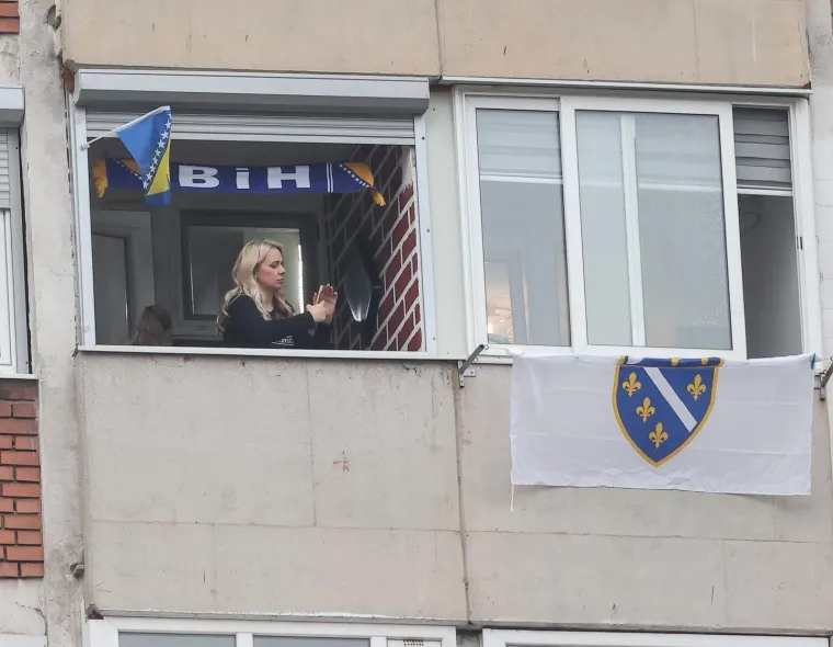 Ovo je Balkon koji vrijedi 500 eura za utakmicu s Italijom, ali sve poglede uzele su lijepe Bosanke