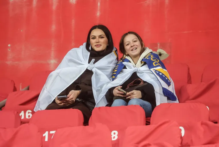 Ovo je Balkon koji vrijedi 500 eura za utakmicu s Italijom, ali sve poglede uzele su lijepe Bosanke