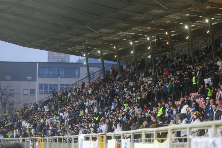 Ovo je Balkon koji vrijedi 500 eura za utakmicu s Italijom, ali sve poglede uzele su lijepe Bosanke