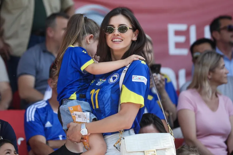 Ona je najpoznatija BiH WAG-sica: Suprug joj zarađuje milijune, a ona brine o petero djece