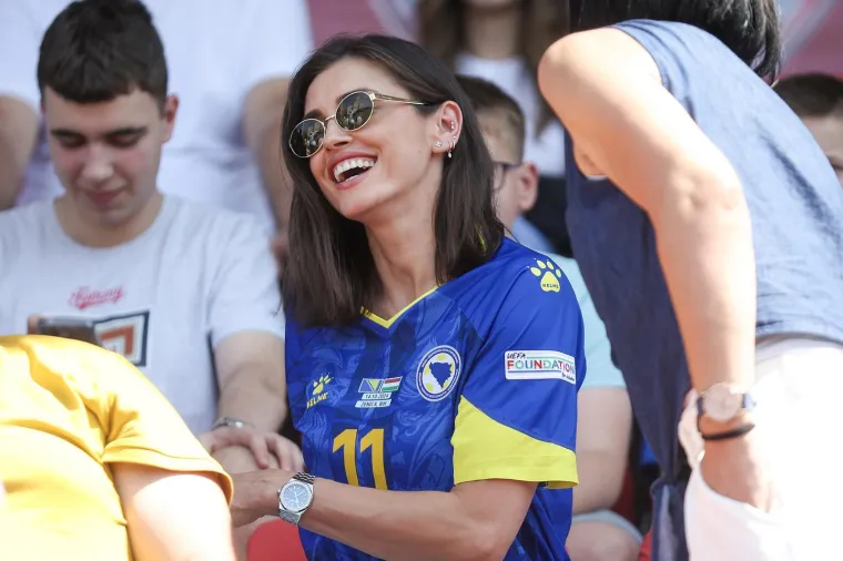 Ona je najpoznatija BiH WAG-sica: Suprug joj zarađuje milijune, a ona brine o petero djece