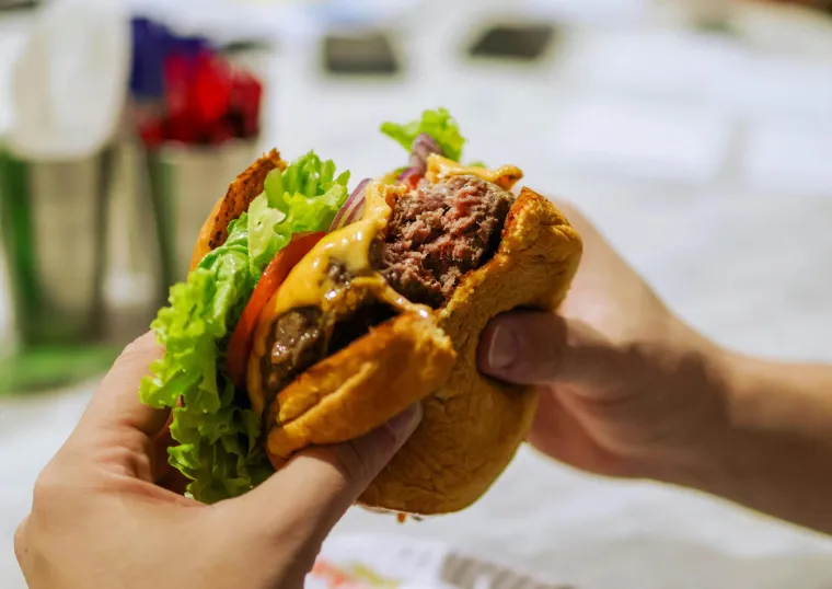 Ovo bi trebalo izbjegavati u restoranima: 22 jela i pića koja ponekad skrivaju zamke