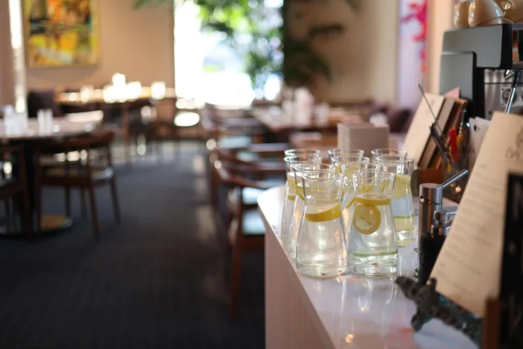Ovo bi trebalo izbjegavati u restoranima: 22 jela i pića koja ponekad skrivaju zamke