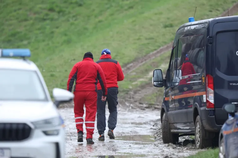 Pogledajte prizore noćne drame, iz Save izvukli 30 ljudi: 'Zapeli su u močvari'