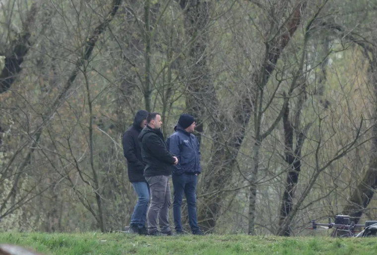 Pogledajte prizore noćne drame, iz Save izvukli 30 ljudi: 'Zapeli su u močvari'