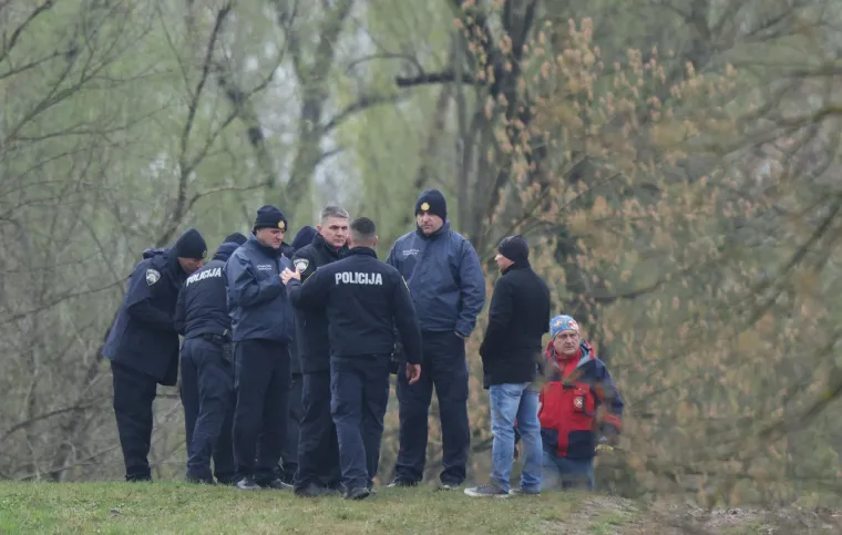 Pogledajte prizore noćne drame, iz Save izvukli 30 ljudi: 'Zapeli su u močvari'