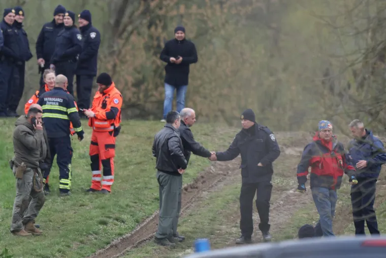 Pogledajte prizore noćne drame, iz Save izvukli 30 ljudi: 'Zapeli su u močvari'