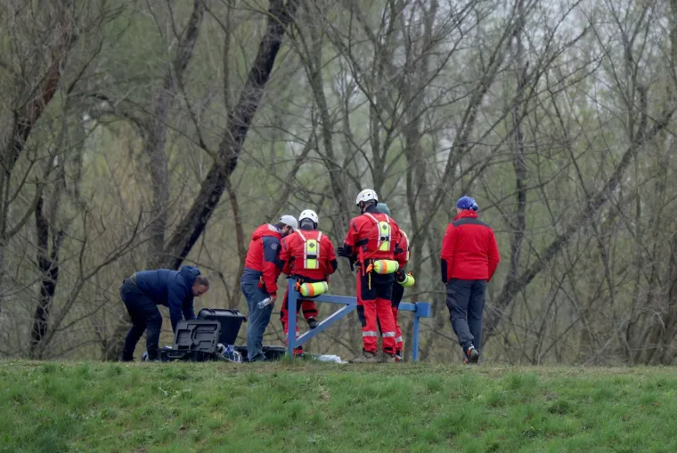 Pogledajte prizore noćne drame, iz Save izvukli 30 ljudi: 'Zapeli su u močvari'