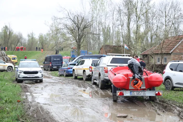 Pogledajte prizore noćne drame, iz Save izvukli 30 ljudi: 'Zapeli su u močvari'