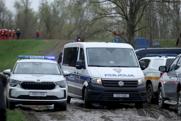 Pogledajte prizore noćne drame, iz Save izvukli 30 ljudi: 'Zapeli su u močvari'
