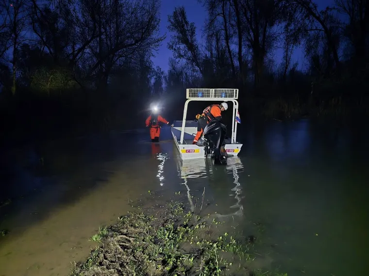 Pogledajte prizore noćne drame, iz Save izvukli 30 ljudi: 'Zapeli su u močvari'