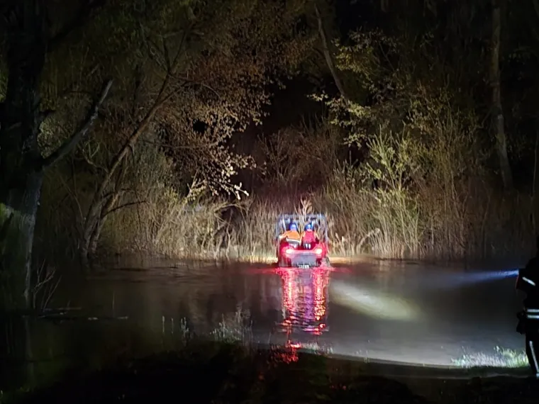 Pogledajte prizore noćne drame, iz Save izvukli 30 ljudi: 'Zapeli su u močvari'