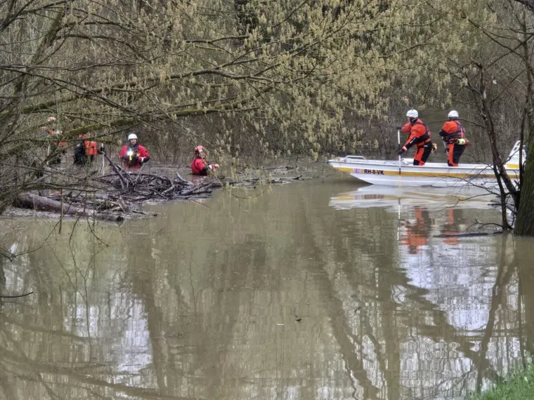 Pogledajte prizore noćne drame, iz Save izvukli 30 ljudi: 'Zapeli su u močvari'
