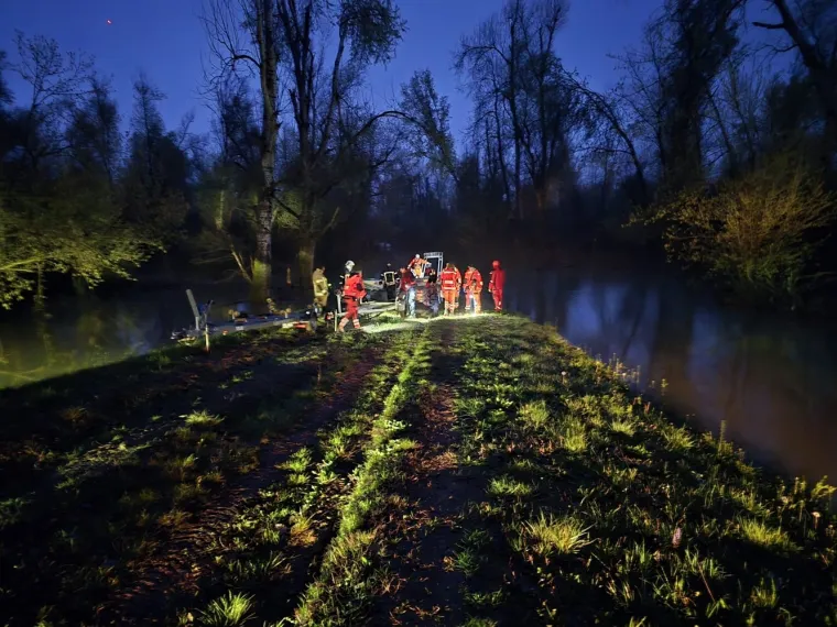 Pogledajte prizore noćne drame, iz Save izvukli 30 ljudi: 'Zapeli su u močvari'