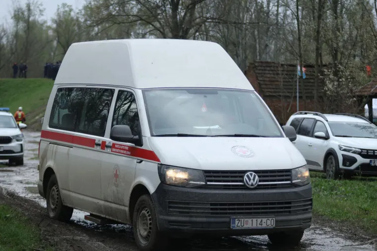 Pogledajte prizore noćne drame, iz Save izvukli 30 ljudi: 'Zapeli su u močvari'