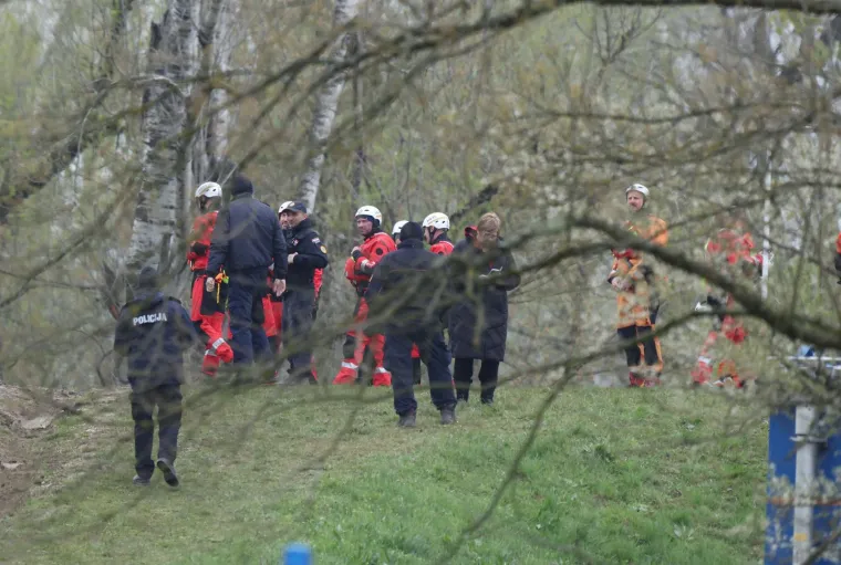 Pogledajte prizore noćne drame, iz Save izvukli 30 ljudi: 'Zapeli su u močvari'