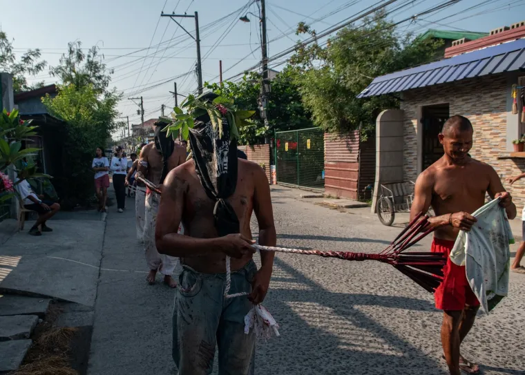 Filipinci sami sebe bičevaju do krvi na Veliki četvrtak: Uznemirujući prizori uskrsnog običaja