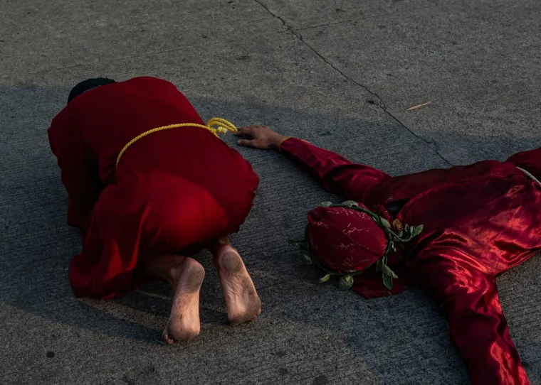 Filipinci sami sebe bičevaju do krvi na Veliki četvrtak: Uznemirujući prizori uskrsnog običaja