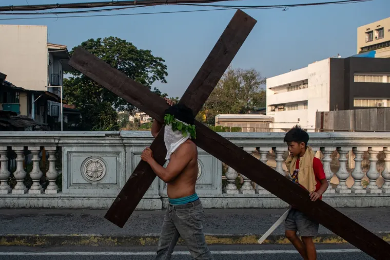 Filipinci sami sebe bičevaju do krvi na Veliki četvrtak: Uznemirujući prizori uskrsnog običaja