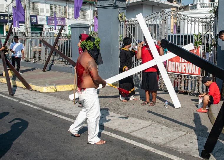 Filipinci sami sebe bičevaju do krvi na Veliki četvrtak: Uznemirujući prizori uskrsnog običaja