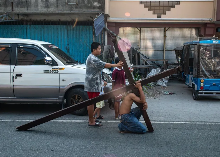 Filipinci sami sebe bičevaju do krvi na Veliki četvrtak: Uznemirujući prizori uskrsnog običaja