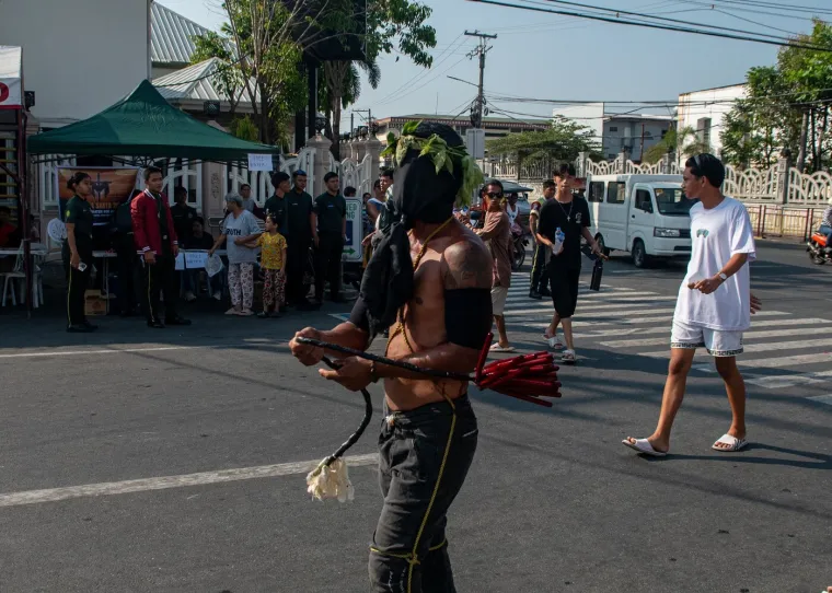 Filipinci sami sebe bičevaju do krvi na Veliki četvrtak: Uznemirujući prizori uskrsnog običaja