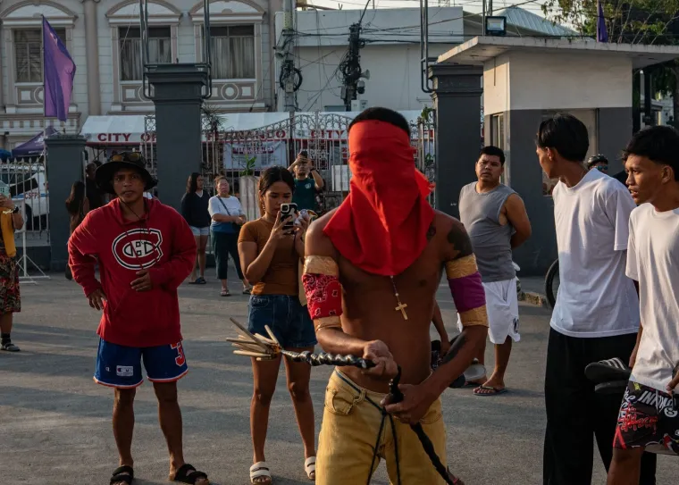 Filipinci sami sebe bičevaju do krvi na Veliki četvrtak: Uznemirujući prizori uskrsnog običaja