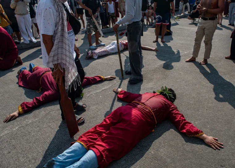 Filipinci sami sebe bičevaju do krvi na Veliki četvrtak: Uznemirujući prizori uskrsnog običaja