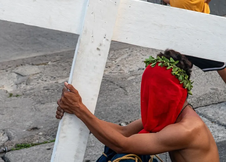 Filipinci sami sebe bičevaju do krvi na Veliki četvrtak: Uznemirujući prizori uskrsnog običaja