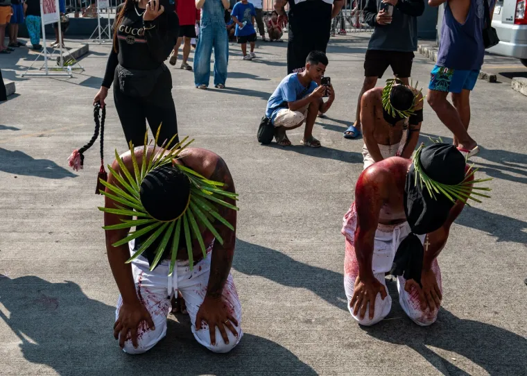 Filipinci sami sebe bičevaju do krvi na Veliki četvrtak: Uznemirujući prizori uskrsnog običaja