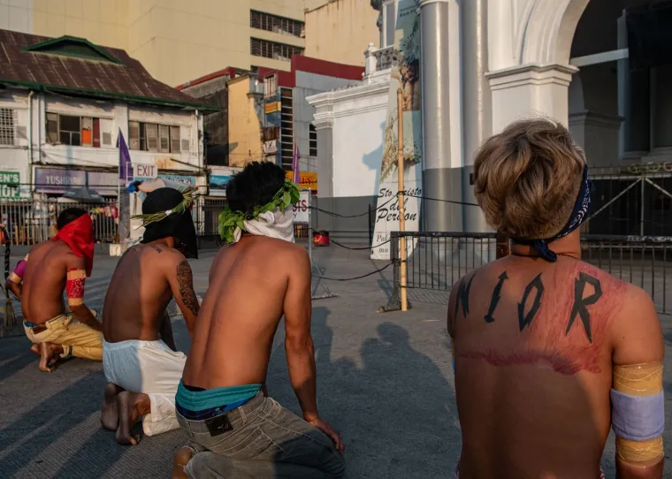 Filipinci sami sebe bičevaju do krvi na Veliki četvrtak: Uznemirujući prizori uskrsnog običaja