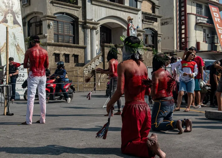 Filipinci sami sebe bičevaju do krvi na Veliki četvrtak: Uznemirujući prizori uskrsnog običaja