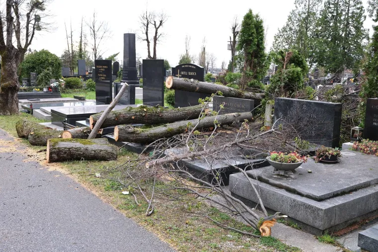 Uni&scaron;teni spomenici i neprepoznatljiv Mirogoj nakon oluje: Toma&scaron;ević najavio pomoć građanima
