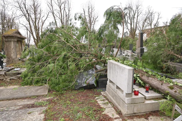 Uni&scaron;teni spomenici i neprepoznatljiv Mirogoj nakon oluje: Toma&scaron;ević najavio pomoć građanima