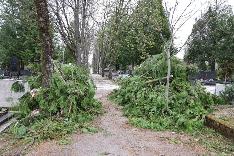 Uni&scaron;teni spomenici i neprepoznatljiv Mirogoj nakon oluje: Toma&scaron;ević najavio pomoć građanima