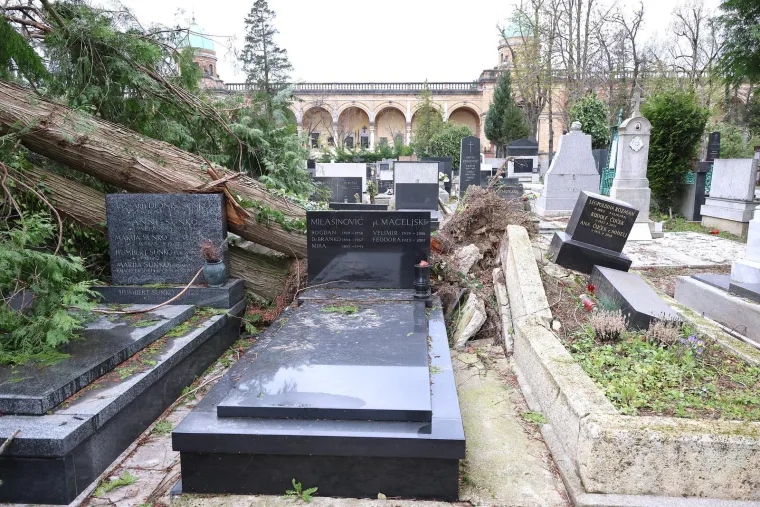 Uni&scaron;teni spomenici i neprepoznatljiv Mirogoj nakon oluje: Toma&scaron;ević najavio pomoć građanima