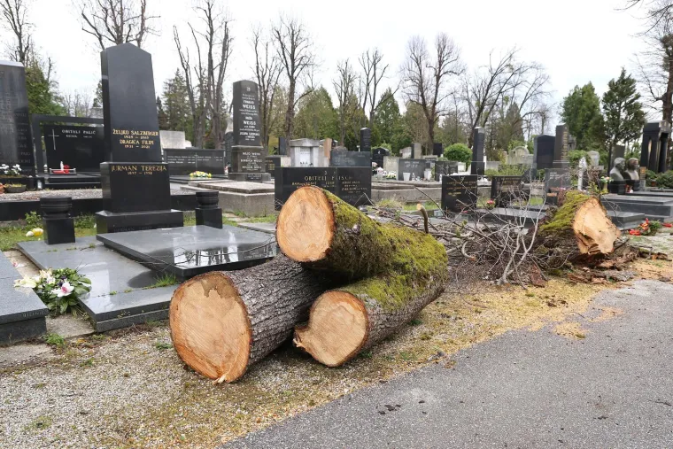Uni&scaron;teni spomenici i neprepoznatljiv Mirogoj nakon oluje: Toma&scaron;ević najavio pomoć građanima