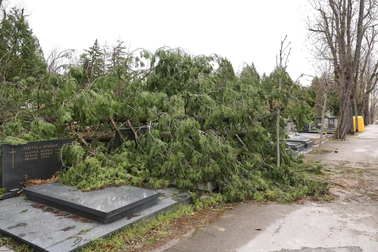 Uni&scaron;teni spomenici i neprepoznatljiv Mirogoj nakon oluje: Toma&scaron;ević najavio pomoć građanima