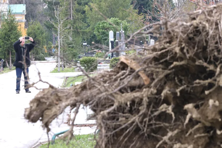 Uni&scaron;teni spomenici i neprepoznatljiv Mirogoj nakon oluje: Toma&scaron;ević najavio pomoć građanima