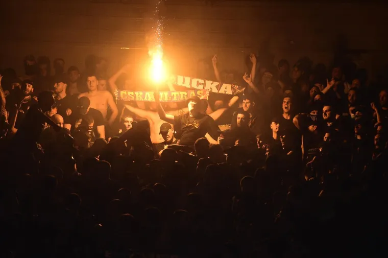 Navijački kaos na parketu i tribinama: Derbi Zvezde i Partizana izmakao kontroli