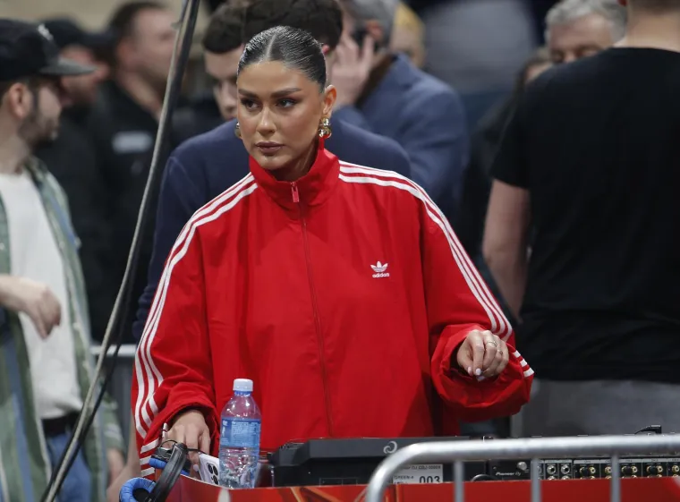 Navijački kaos na parketu i tribinama: Derbi Zvezde i Partizana izmakao kontroli