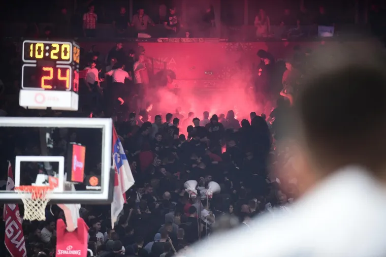 Navijački kaos na parketu i tribinama: Derbi Zvezde i Partizana izmakao kontroli