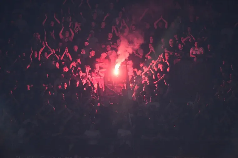 Navijački kaos na parketu i tribinama: Derbi Zvezde i Partizana izmakao kontroli